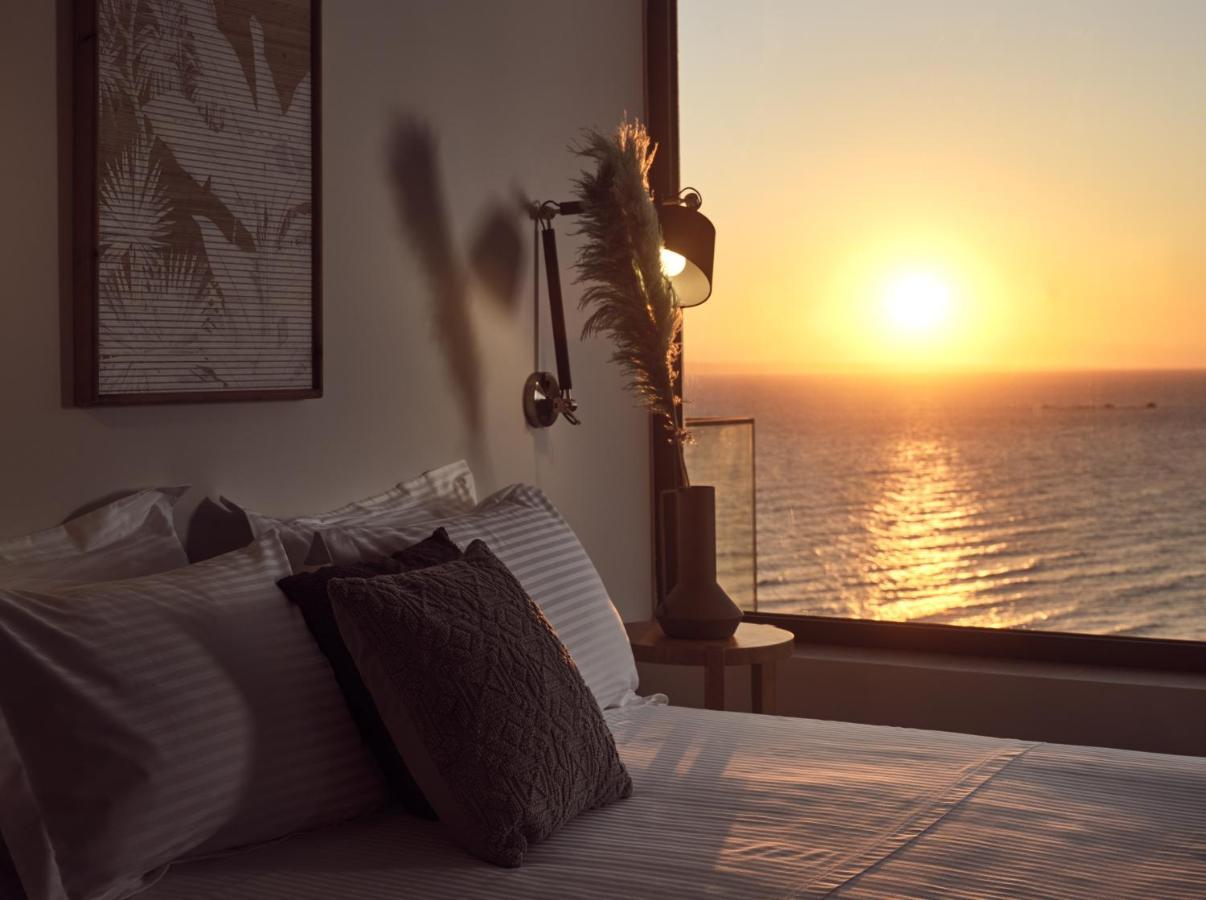 Uparati Villa - Hilltop Sea View Retreat ซีลีวี ภายนอก รูปภาพ