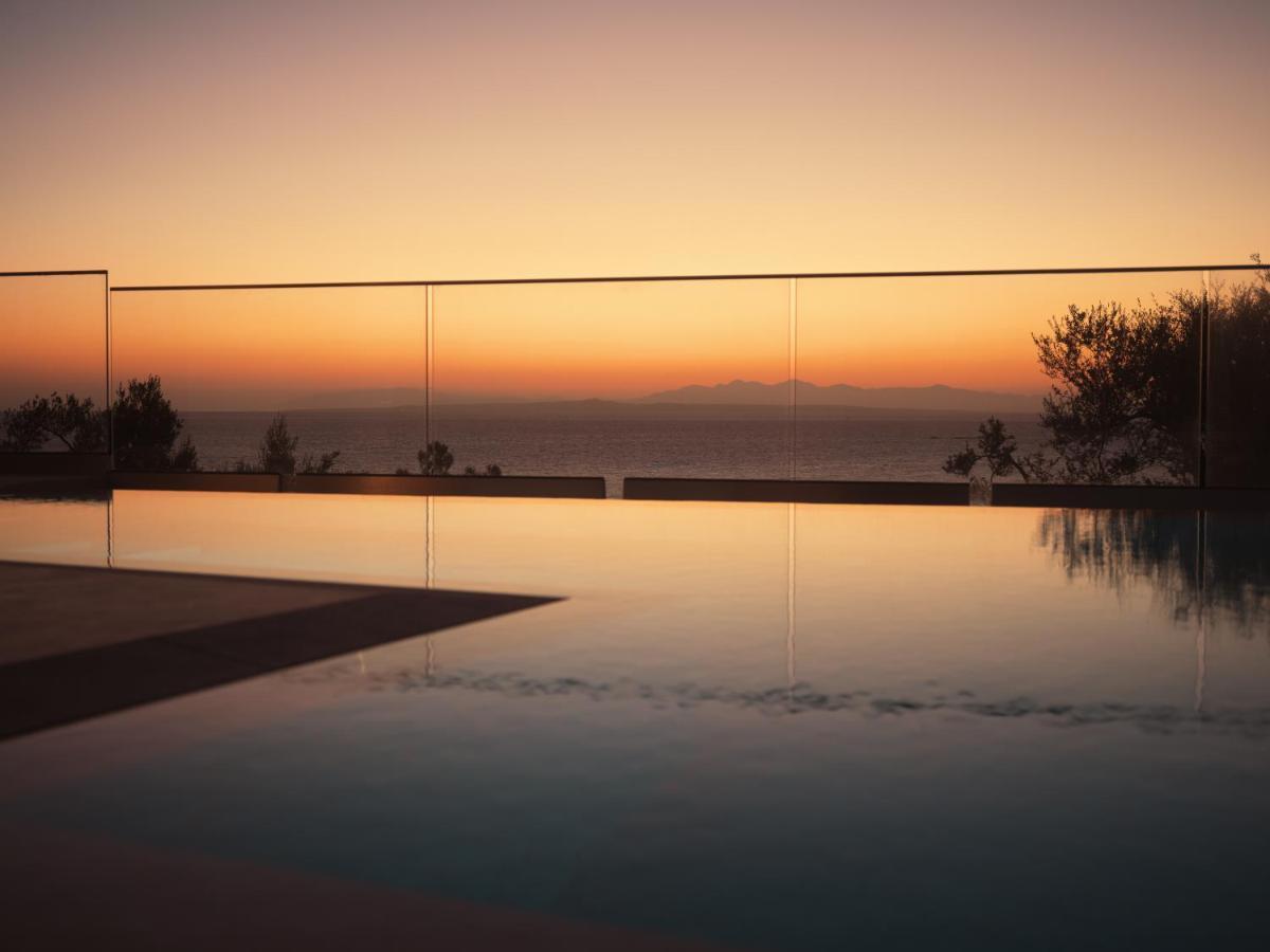 Uparati Villa - Hilltop Sea View Retreat ซีลีวี ภายนอก รูปภาพ